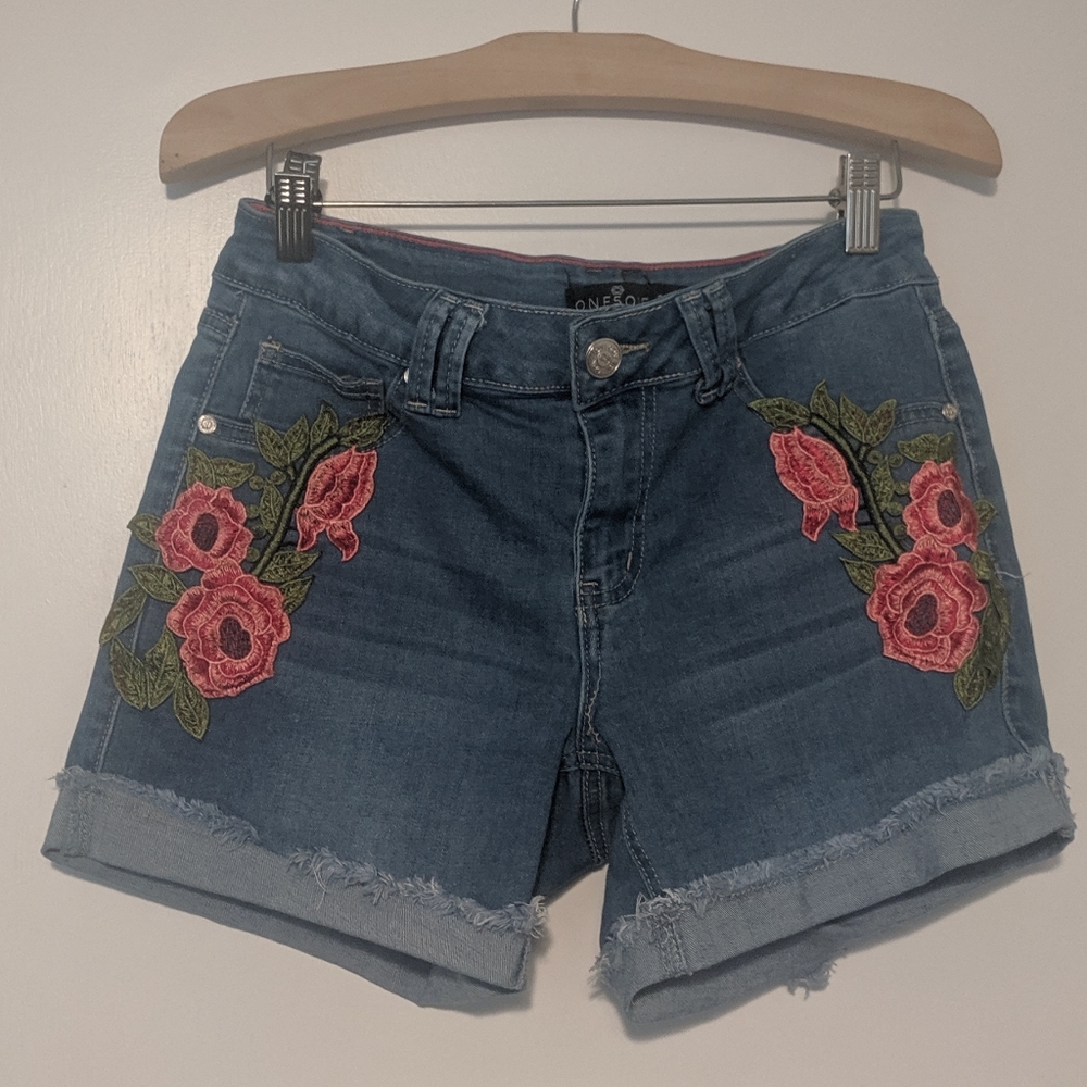 Denim shorts w/ floral applique embellishment